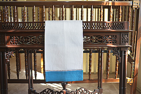 White Hemsitch Guest Towel with Hawaii Ocean border. 14"x22"